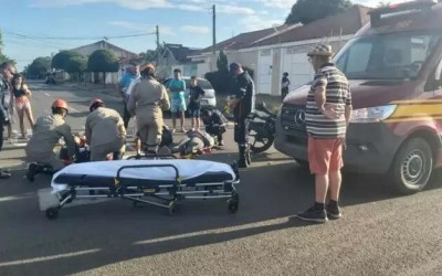 Acidente entre carro e moto deixa duas pessoas feridas 