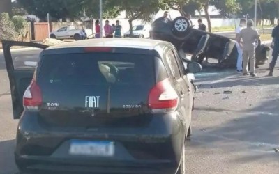Carro capota em avenida após colisão no Jardim Morumbi