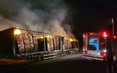 Carreta com celulose é tomada pelo fogo em rodovia 