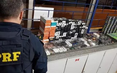 Dupla é presa por contrabando com 7 mil cigarros eletrônicos na BR-158 