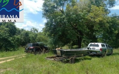 Cardumes param no pé da usina hidrelétrica Jupiá, em Três Lagoas, e pescadores fazem pesca ilegal