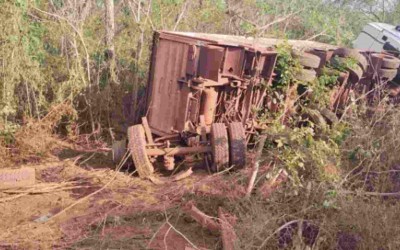 Em Cassilândia, carreta vai parar em represa ao tombar na MS-306 e motorista fica preso nas ferragens 