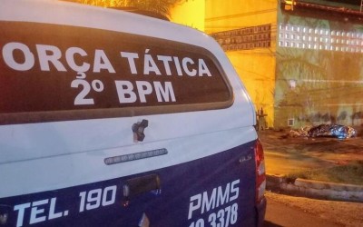 Homem é assassinado por atirador mascarado na calçada de casa 