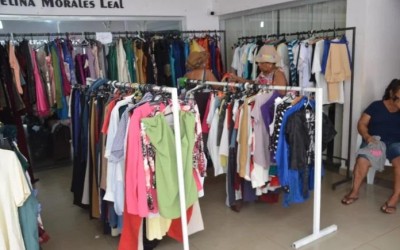 Penúltimo dia para aproveitar roupas por R$1 no brechó da Rede Feminina de Combate ao Câncer