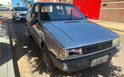 Moradores do Santa Luzia denunciam carro abandonado desde sábado; PM foi chamada 