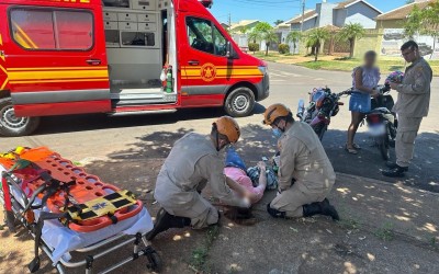 Batida entre duas motos deixa mulher ferida no Santos Dumont