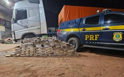 Com auxílio de cães farejadores, polícia apreende 126kg de pasta base de cocaína na BR-262