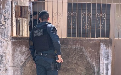 Veja o vídeo: Ladrão de fios da “pinote” e abandona bike ao notar chegada da PM 