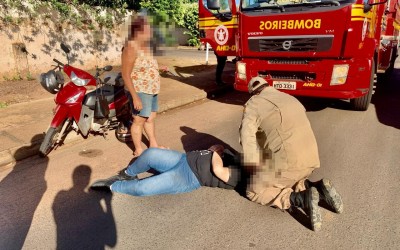 Veja o vídeo: Mulher que atropelou cachorro com moto no Vila Nova é socorrida pelos bombeiros 