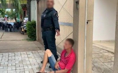 Veja o vídeo: Transtornado, homem dá dor de cabeça à comerciantes e tenta invadir escritório de advocacia