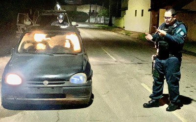 Veja o vídeo: Ladrão tenta incendiar veículo que foi furtado na madrugada na região da Lagoa Maior 