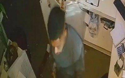 Veja o vídeo: Jovem que furtou pet shop é preso na casa da mãe na Rua Vanda Campos 