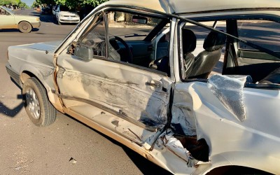 Veja o vídeo: Idoso em Gol passa mal no volante, passa direto no PARE e é atingido por caminhão no Vila Nova 