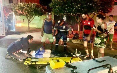Veja o vídeo: Motociclista tem escoriações após colisão com bicicleta no Jardim Maristela