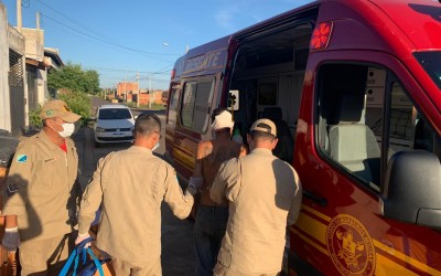 Homem tem queda de sofá e tem corte e sangramento na cabeça