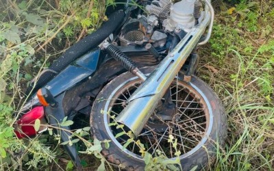 Moto furtada é encontrada abandonada em matagal pela GETAM