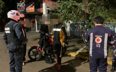 Moto entregador bate em moto e SAMU é acionado no Centro de Três Lagoas