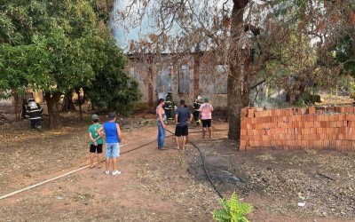 Moradora fica desesperada ao ver incêndio destruir todos seu móveis 