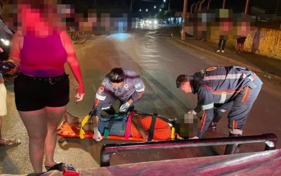 Homem em moto que voltava do Jupiá cai sozinho e é socorrido pelo SAMU