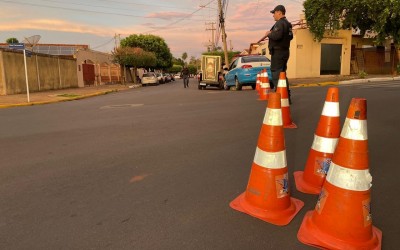 Veja o vídeo: PM intensifica fiscalizações e após blitz, notificações e motos foram apreendidas 