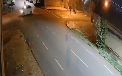  Vídeo flagra acidente com moto entregador no bairro Lapa em Três Lagoas