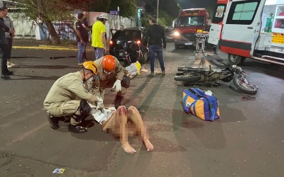 Veja o vídeo: Jovens em moto ficam gravemente feridos em acidente no Centro 