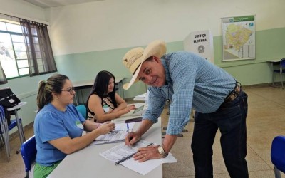 Prefeito Angelo Guerreiro votou no distrito de Arapuá