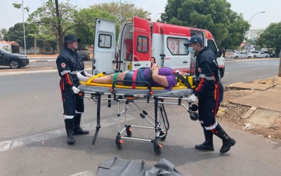Veja o vídeo: Problema mecânico em carro causa acidente entre carro e moto