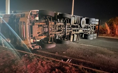 Veja o vídeo: Caminhão tomba em rodovia perto do residencial Mantonini em Três Lagoas 