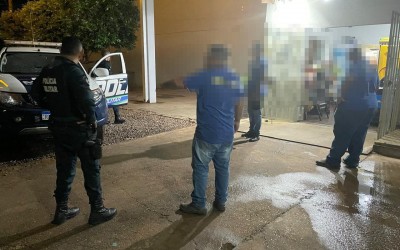 Veja o vídeo: Funcionários de posto são rendidos e obrigados a deitarem no chão em assalto após ameaças com arma de fogo 