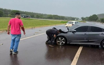 Colisão deixa frente de carro destruída em rotatória da BR 158