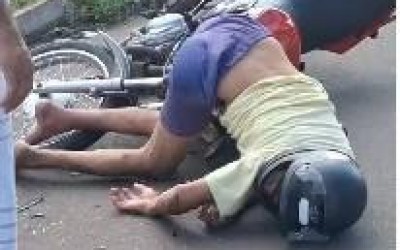 Motoqueiro fica em estado grave após bater em veículo parado no bairro Vila Nova 