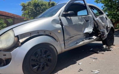 Veja o vídeo: Colisão entre Hilux e Ford Ka deixa duas pessoas feridas em Três Lagoas  