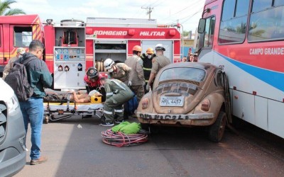 Motorista de fusca que bateu em ônibus em Campo Grande não tem CNH e caso é tratado como crime
