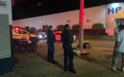 Veja o vídeo: Moto entregador morre ao bater em poste após bicicleta elétrica atravessa à sua frente 