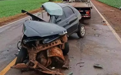 Trágico acidente em Aral Moreira deixa um morto, quatro feridos e parte carro ao meio