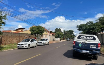 Ladrão de fios sobe em árvore para furtar fios no bairro Colinos 