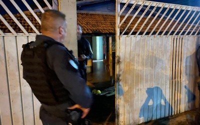 Disparo de arma de fogo atinge residência de serralheiro no bairro Paranapungá