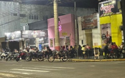 Homem que fazia manobras perigosas na frente de conveniência é preso após perseguição policial 