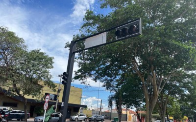 Veja o vídeo: Semáforo fica inoperante após caminhão romper fio Centro de Três Lagoas