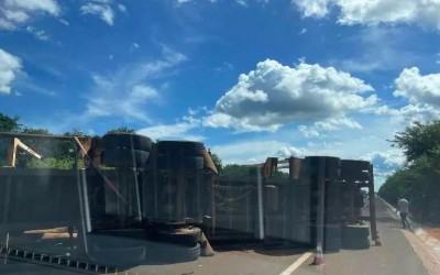 Carreta com carga de eucalipto tomba e interdita parcialmente a BR-158 entre Três Lagoas e Selvíria