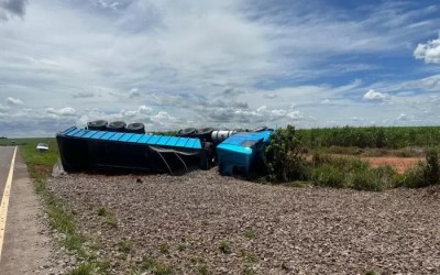 Carreta  tomba na MS-316 na região de Paraíso das Águas; motorista sai ileso