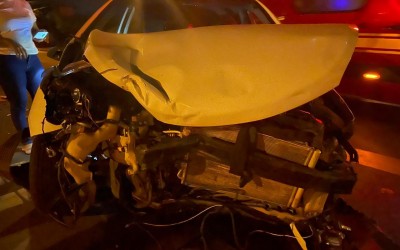Na madrugada, motorista fica ferido após colisão violenta entre dois carros no Jardim Primaveril em Três Lagoas 