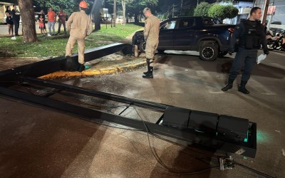 Motorista destrói semáforo com Fiat Toro em acidente na esquina da rodoviária de Três Lagoas; suspeita é de embriaguez