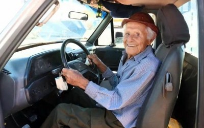Três-lagoense renova CNH aos 101 anos e segue firme no volante