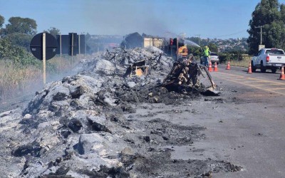 Carreta tomba, pega fogo e deixa trânsito lento na BR-163  