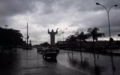 Segunda-feira começa com chuva e frio em Três Lagoas; temperaturas caem e há alerta de tempestades