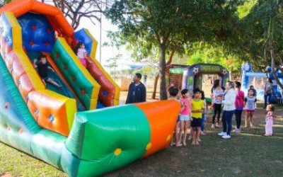 Prefeitura de Três Lagoas instala brinquedos infláveis gratuitos na Lagoa Maior durante obras no parquinho infantil