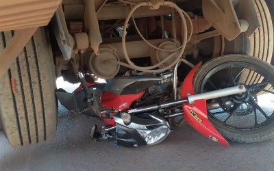 Motociclista ‘nasce de novo’ após moto parar debaixo de carreta em acidente no Jardim Maristela