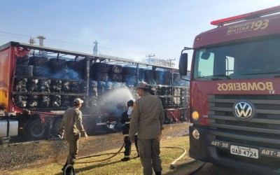 Carreta carregada de pluma pega fogo em Chapadão do Sul-MS